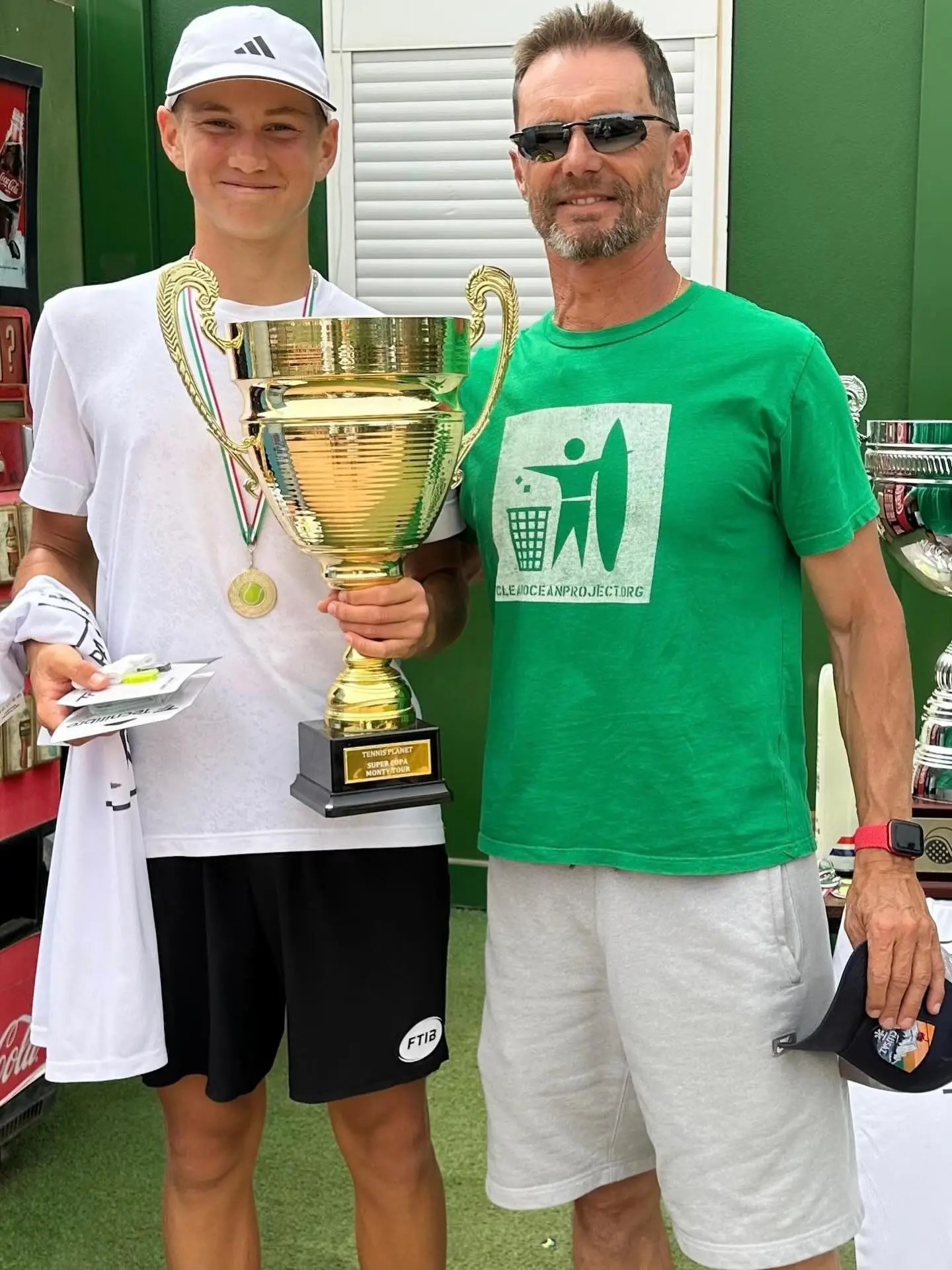 Jérôme Adamec et un joueur junior avec la coupe du tournoi de Marratxí