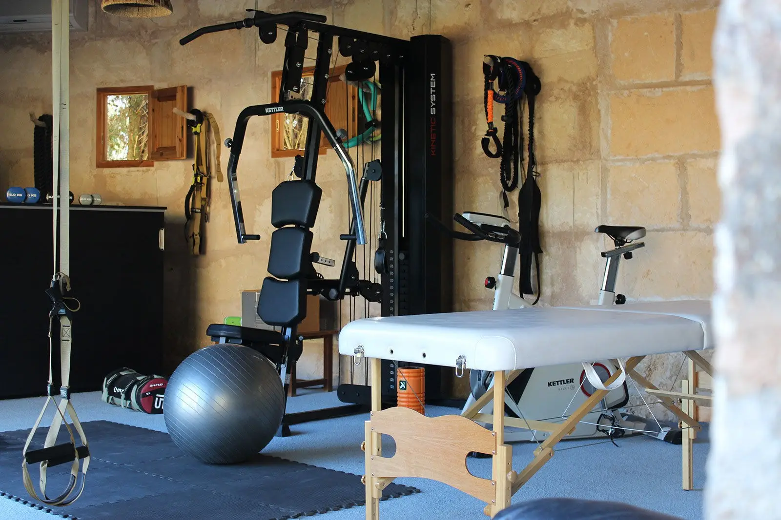 Gymnase avec appareils de musculation et table de massage