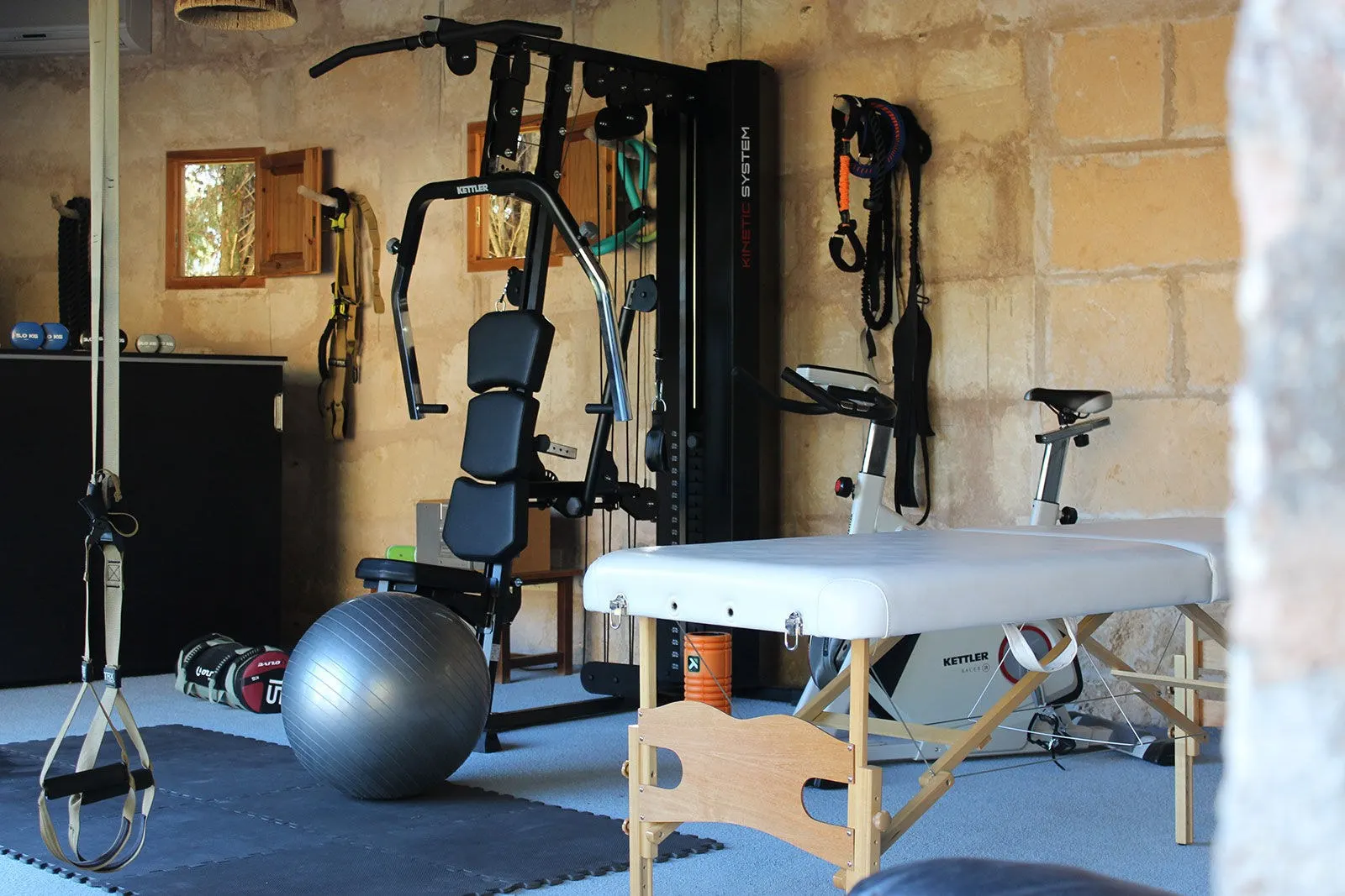 Gymnase avec appareils de musculation et table de massage
