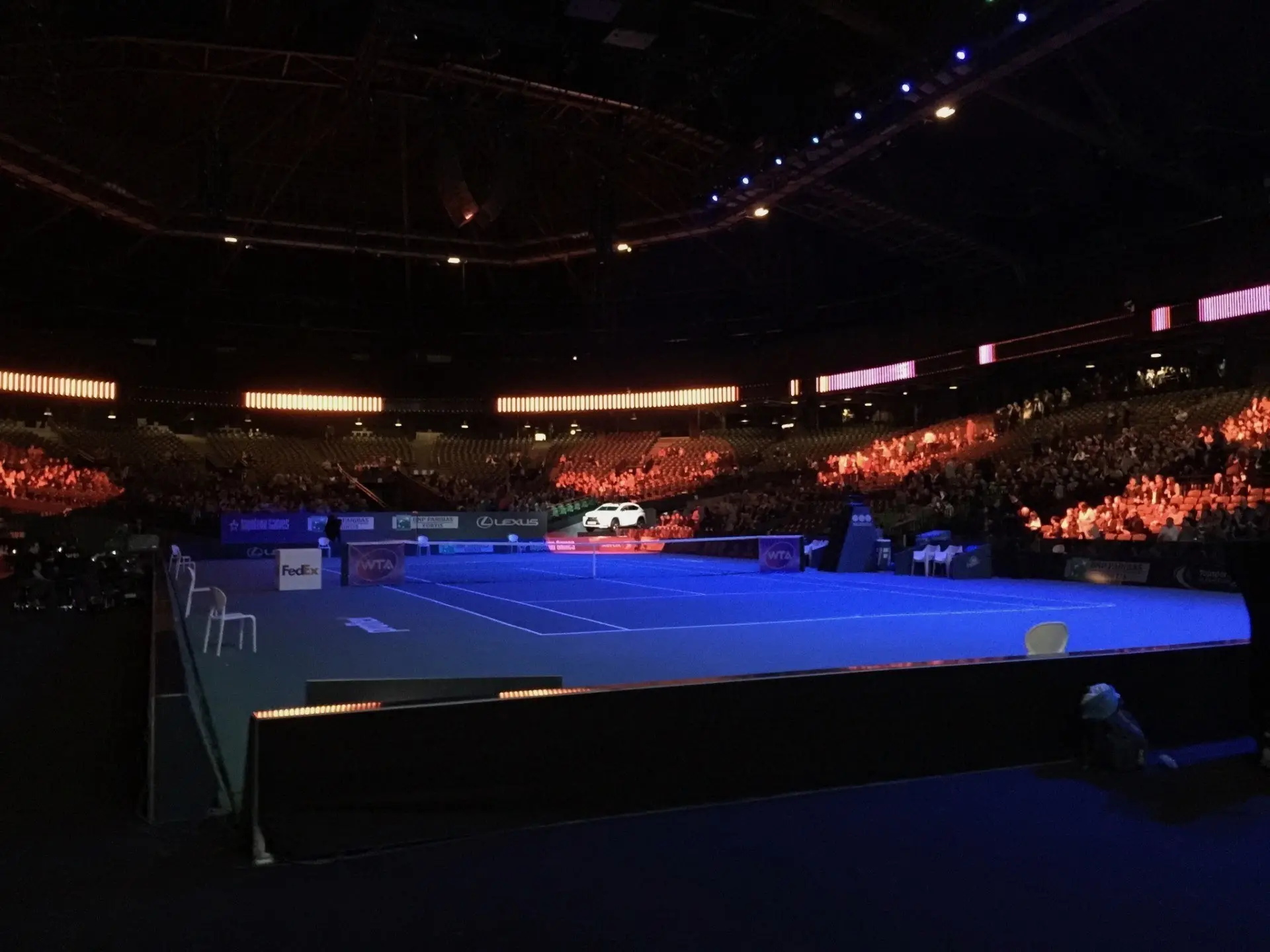 Court couvert d'un tournoi WTA, tribunes dans la pénombre