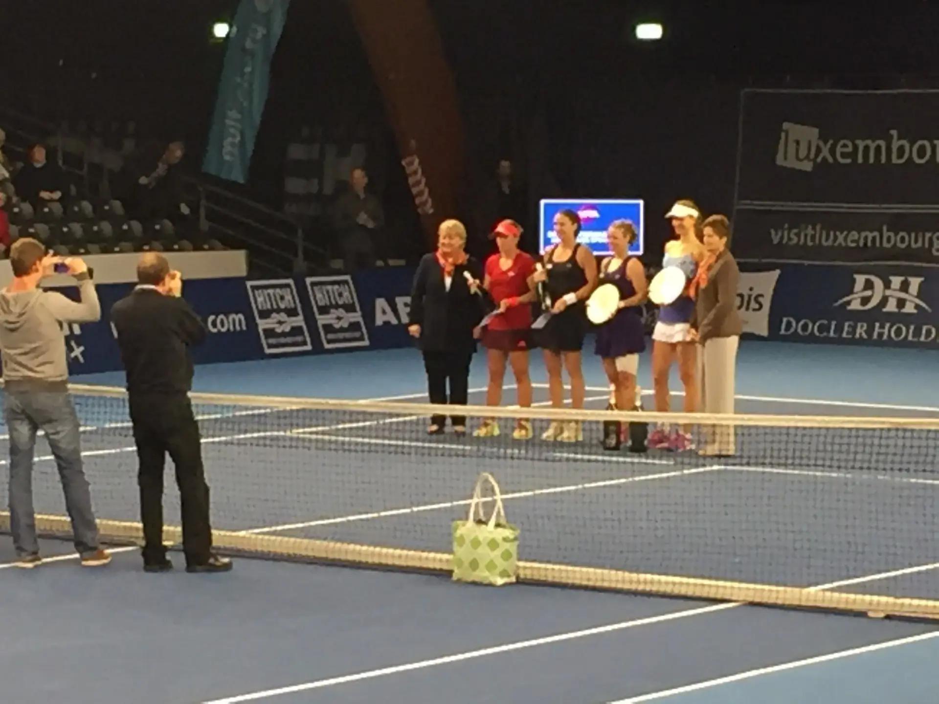 Remise des prix sur le court d'un tournoi WTA