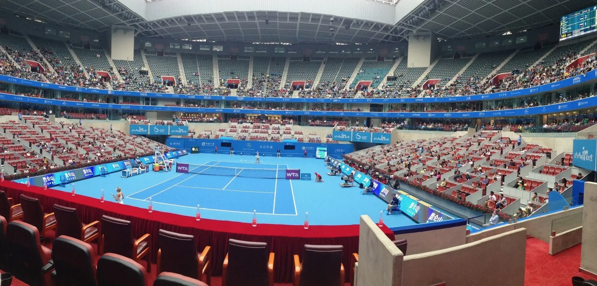 Court central en dur d'un tournoi WTA, tribunes pleines