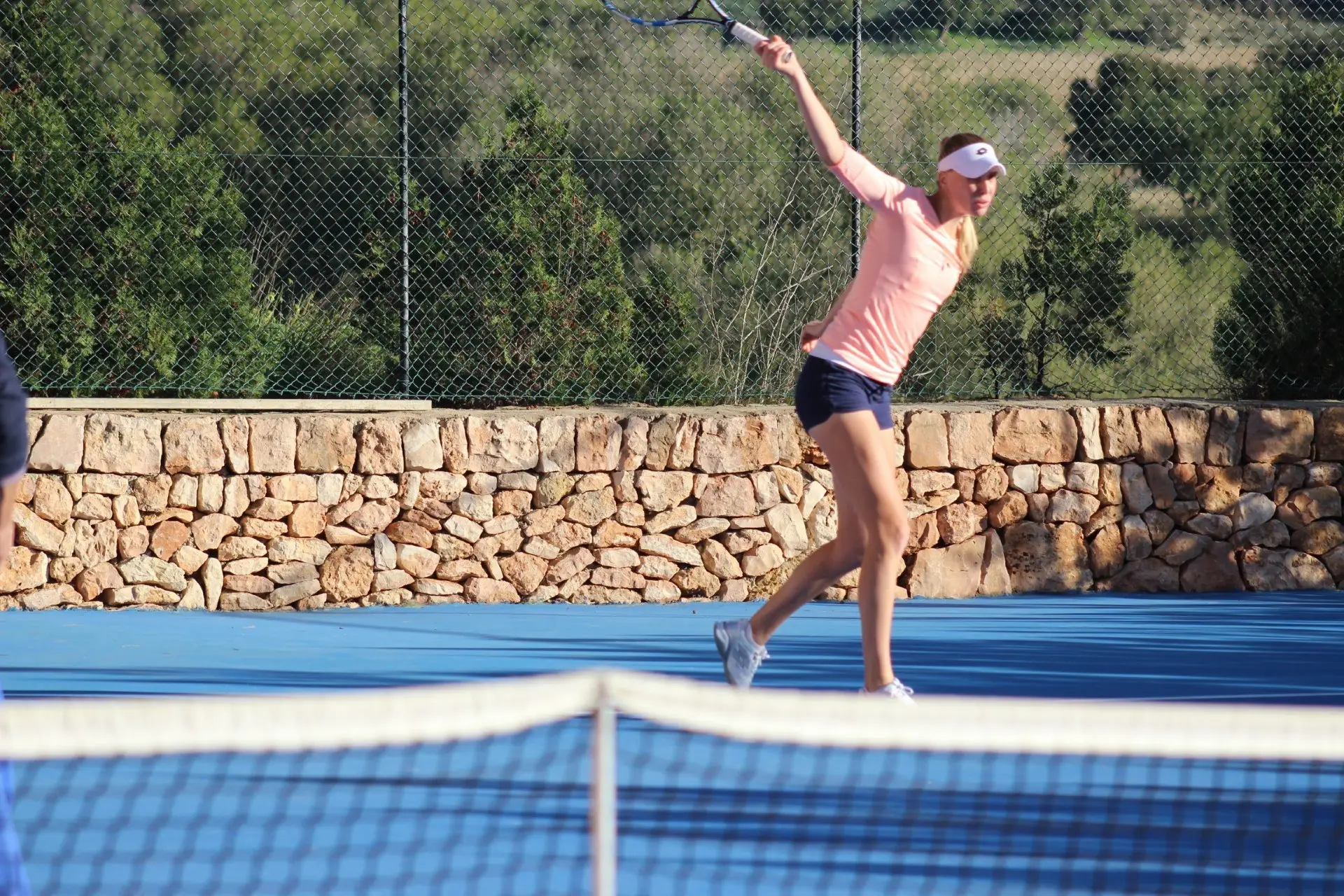 Joueuse au service sur le court de Llucmajor