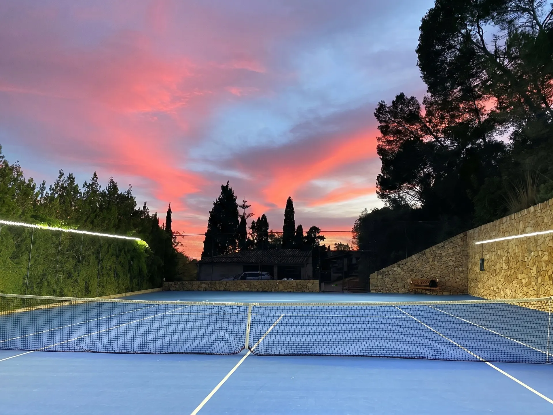 Le court au coucher du soleil